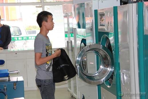 黑龙江干洗店加盟商刘志洋在UCC国际洗衣考察集团新上线的干洗设备