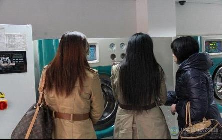 如家酒店客房经理李小姐正在UCC国际洗衣集团选购酒店洗衣设备