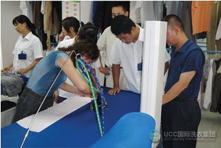 UCC干洗店加盟总部为干洗店加盟商进行干洗技术实操培训