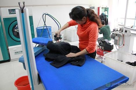 加盟商参与实际操作培训中，UCC国际洗衣