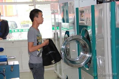 知名品牌UCC国际洗衣，加盟商在进行设备操作中